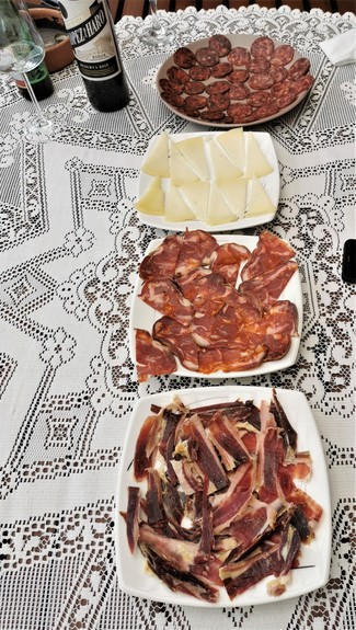 Con los platitos de embutido
