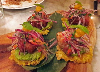 Patacones con chorizo y solomillo