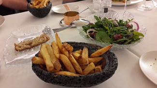 Acompañamiento solomillo (salsa de whiskey con romero y ensalada de tomate de Guia de Isora y papas fritas)