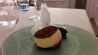 Postre : Trifli de Ruibarbo con sorbete de cacao y café con bizcocho de chocolate