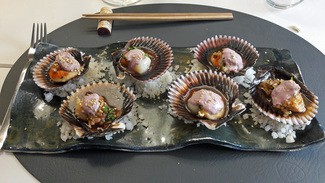 Zamburiñas con aguacate y crema de aceitunas negras.