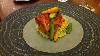 Atún en adobo de pimienta palmera con escacho de papa negra y verduras baby