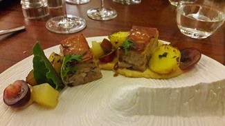 Cochinillo negro con puré de chirivia , uvas osmotizadas en malvasia, piña de El Hierro y papas mantecadas.