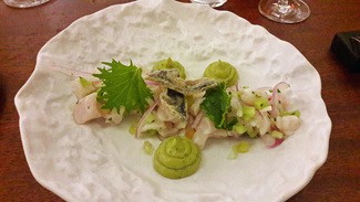 Ceviche de pescado de roca, con pepino tomates y chicharros fritos sobre leche de tigre y aguacate