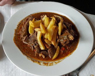 Guiso de carne de cabra con papas fritas