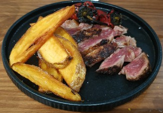 Pluma ibérica de bellota con piquillos y patatas