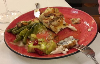 Cherne a la plancha con ajetes y verduras