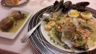 Merluza con salsa verde, mejillones y almejas