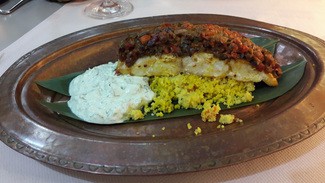 Pámpano con cous cous de verduras especiado y yogourth ahumado de berros.