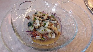 1/2 ración de ceviche de bogavante con hinojo, cantarelas, y leche de coco