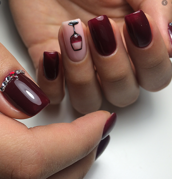 Uñas con copa de vino 