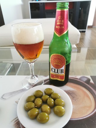 con unas aceitunas