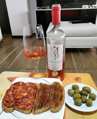 Con las tostas y las olivas