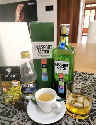Con el café y el Pacari de cedrón