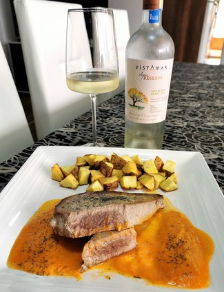 Con la albacora en salsa de papaya y tomate caramelizados