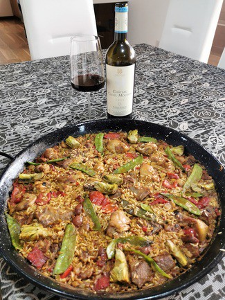 Con el arroz de pollo, costilla y manitas.