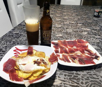 Con los huevos rotos y el jamón ibérico de bellota.