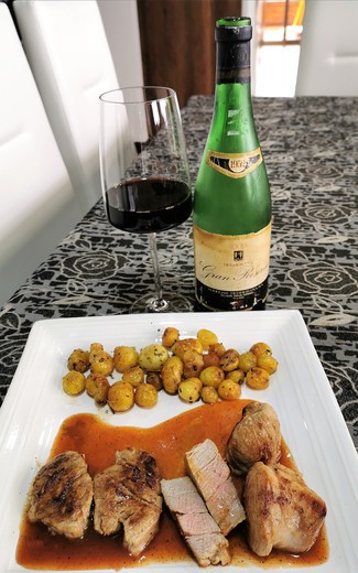 Con el solomillo de cerdo en salsa de naranja y zanahoria caramelizadas