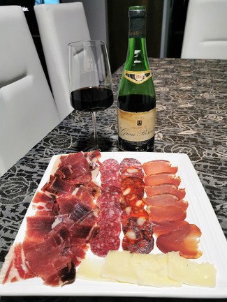 Con el surtido de embutidos ibéricos