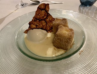 Leche frita con helado de canela y crujiente de pistacho