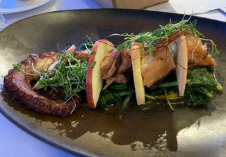 Rejo de pulpo a la parrilla, cremoso de zanahoria, jengibre, manzana y alga wakame