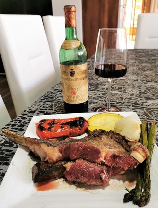 Con el chuletón cuencano a las brasas