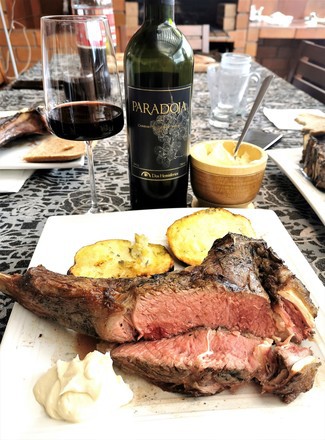Con el Tomahawk de 900 grs a la brasa y con all-i-oli.