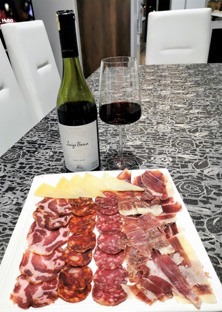 Con el surtido de embutidos ibéricos