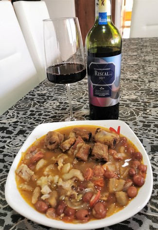 Con los fríjoles con costilla y manitas