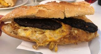 tortilla cebolla y morcillas