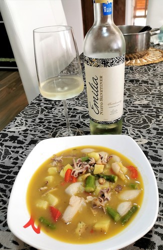 Con un guisito de chipirones, pimiento rojo, patatitas y trigueros