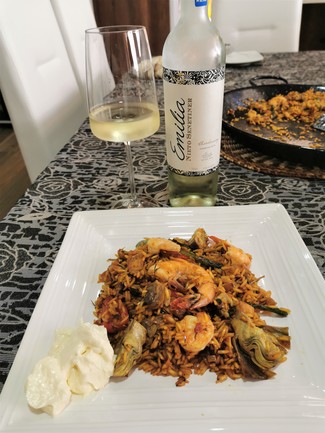 Con un arrocito seco de almejas, gambas y alcachofas