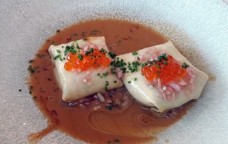 Raviolis fríos de bogavante y verduras con vinagreta de chalotas, brotes tiernos y cebollino