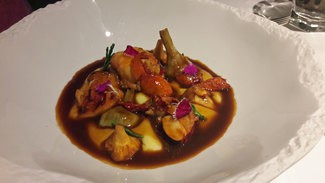 Bogavante azul del país , su “suquet”, crema de patata, alcachofas y rebozuelos