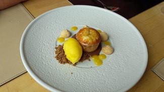 Postre : Coulant de chocolate blanco y mascarpone, giandoja y mandarina