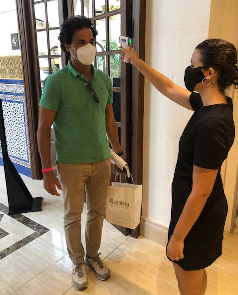 Toma de temperatura antes de entrar en la sala