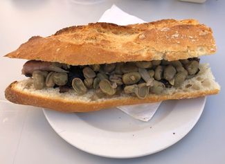 blanco y negro con habas