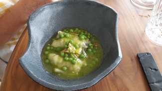 Cocotxas de bacalao al pil pil con guisantes, buey de mar y trufa