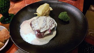 Solomillo con salsa de cabrales y nueces