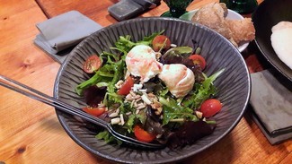 Ensalada rulo de cabra, pero de helado, frutos secos y vinagre de frambuesa