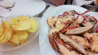 detalle bogavante y acompañamiento de patatas chips caseras