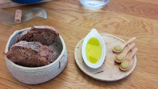 Pan, aceite de oliva y olivas esferificadas