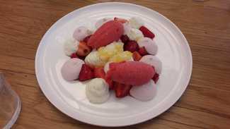 Helado de vainilla, fresas, frambuesas y frutos del bosque