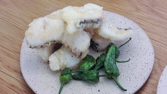 Nuggets de merluza con pimientos de Padrón
