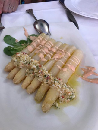Espárragos 2 salsas.