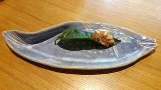 Con las manos :Tartar de bonito de Burela sobre hoja de limonero