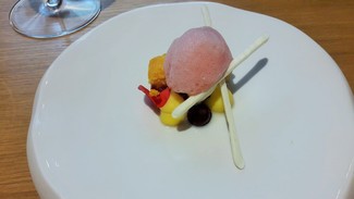 Cereza encurtida, con tarta de queso  San Simon da Costa, Merengue y haba Tonka