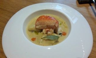 Union Atlántica : Bogavante azul, fabas de Lourenzá y salsa meunière