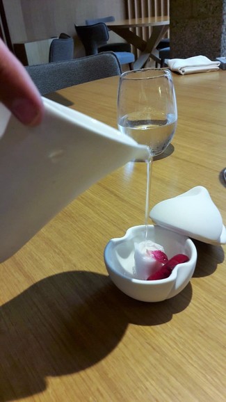 Agua de rosas para limpieza de manos