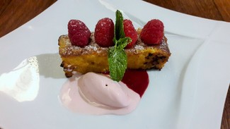 Torrija de almendras y frambuesas